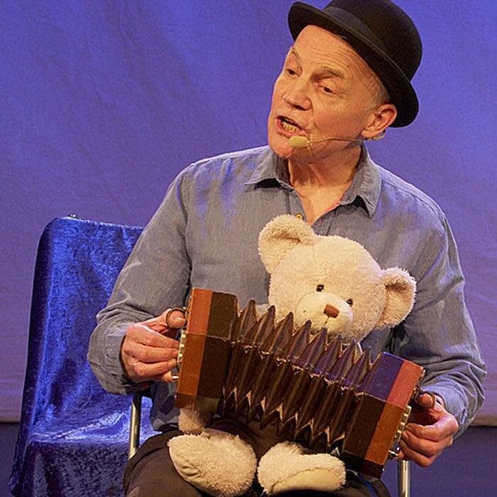 Robert Metcalf und Schaukelbär (aus "1, 2, 3 - schon dabei")
